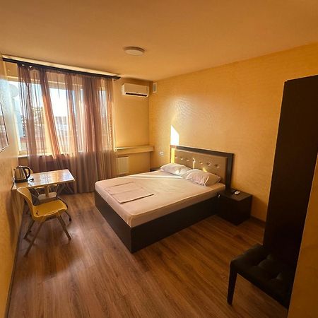 Express Hotel Yerevan Bagian luar foto