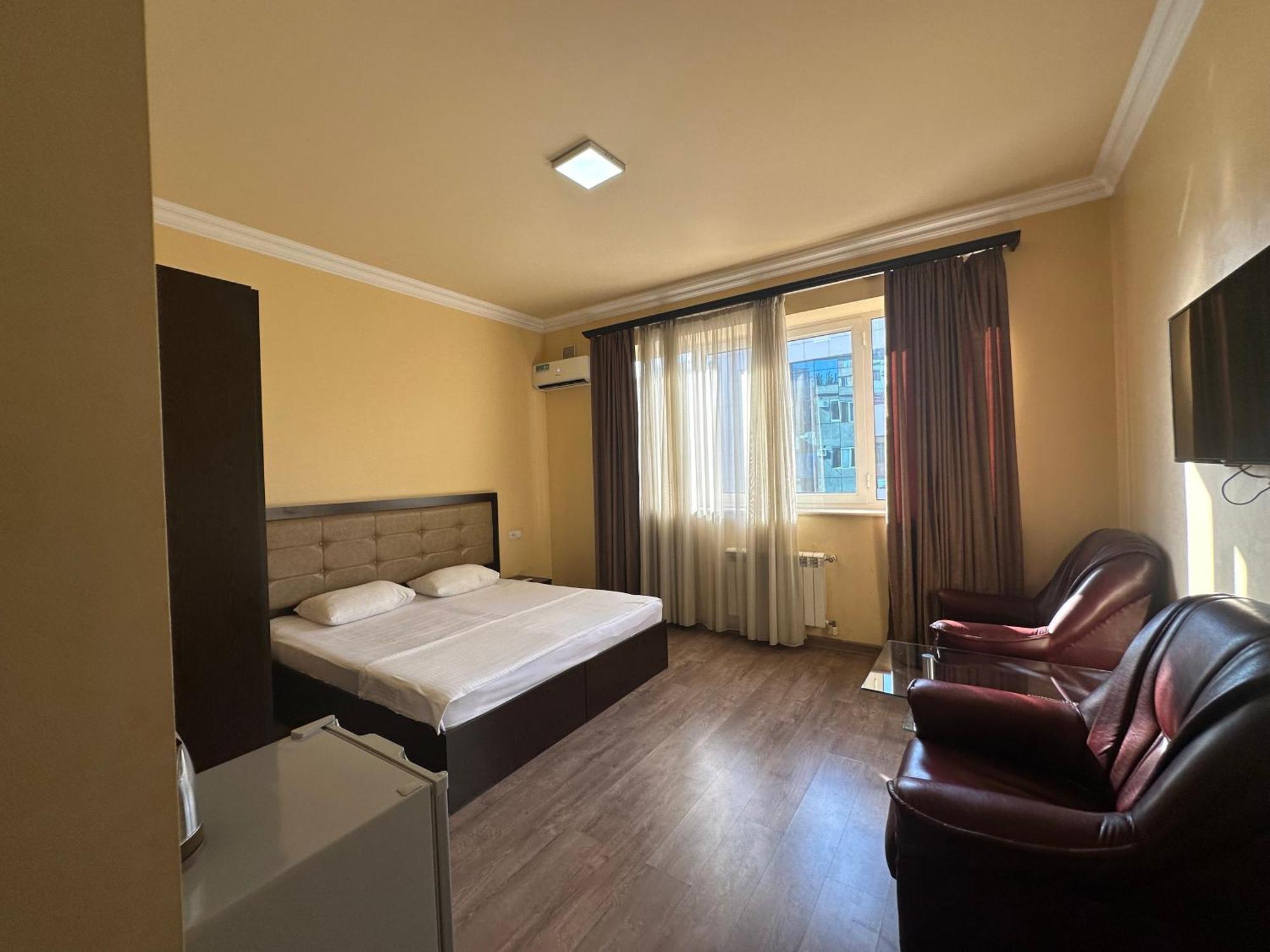 Express Hotel Yerevan Bagian luar foto