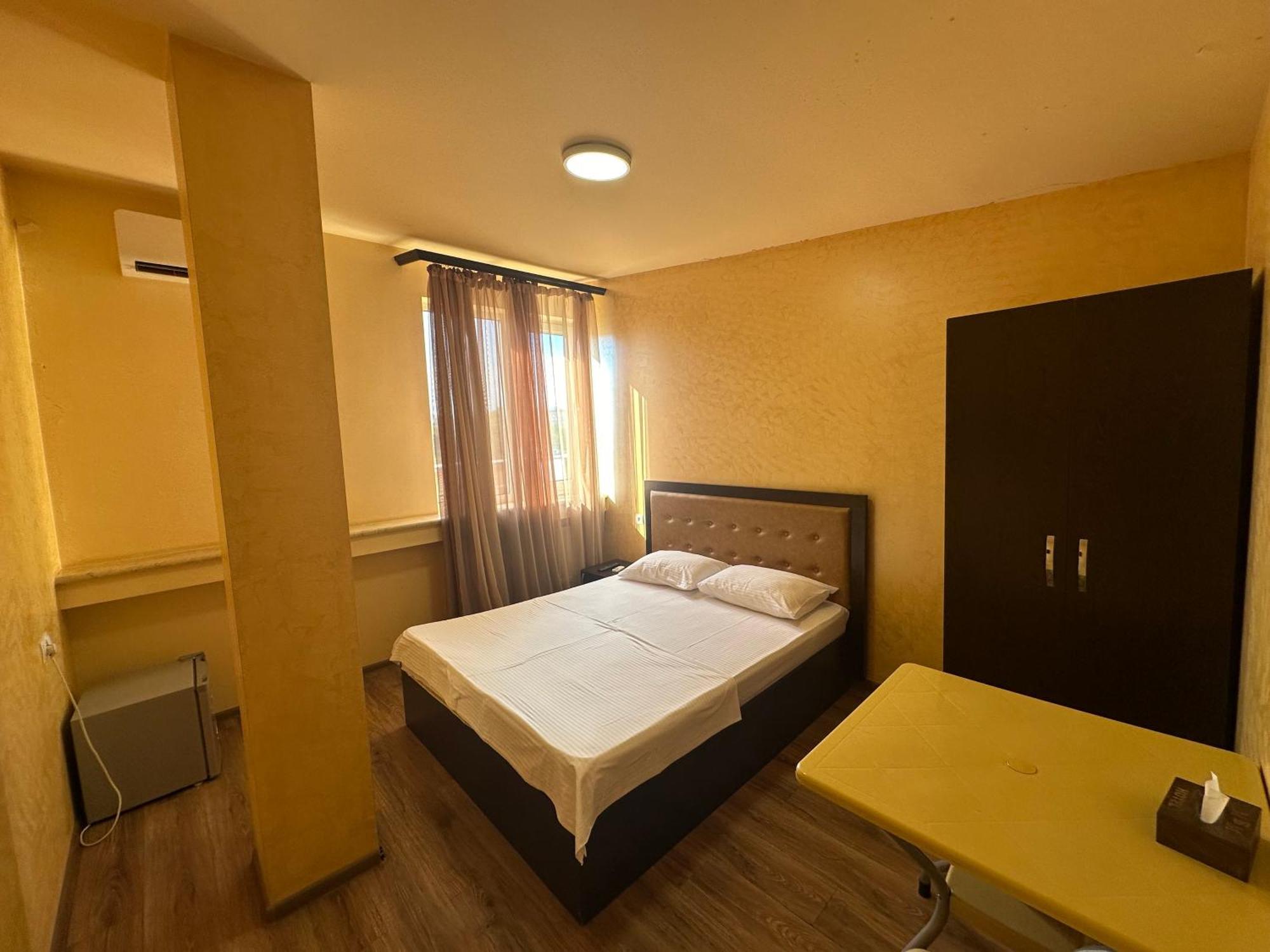 Express Hotel Yerevan Bagian luar foto
