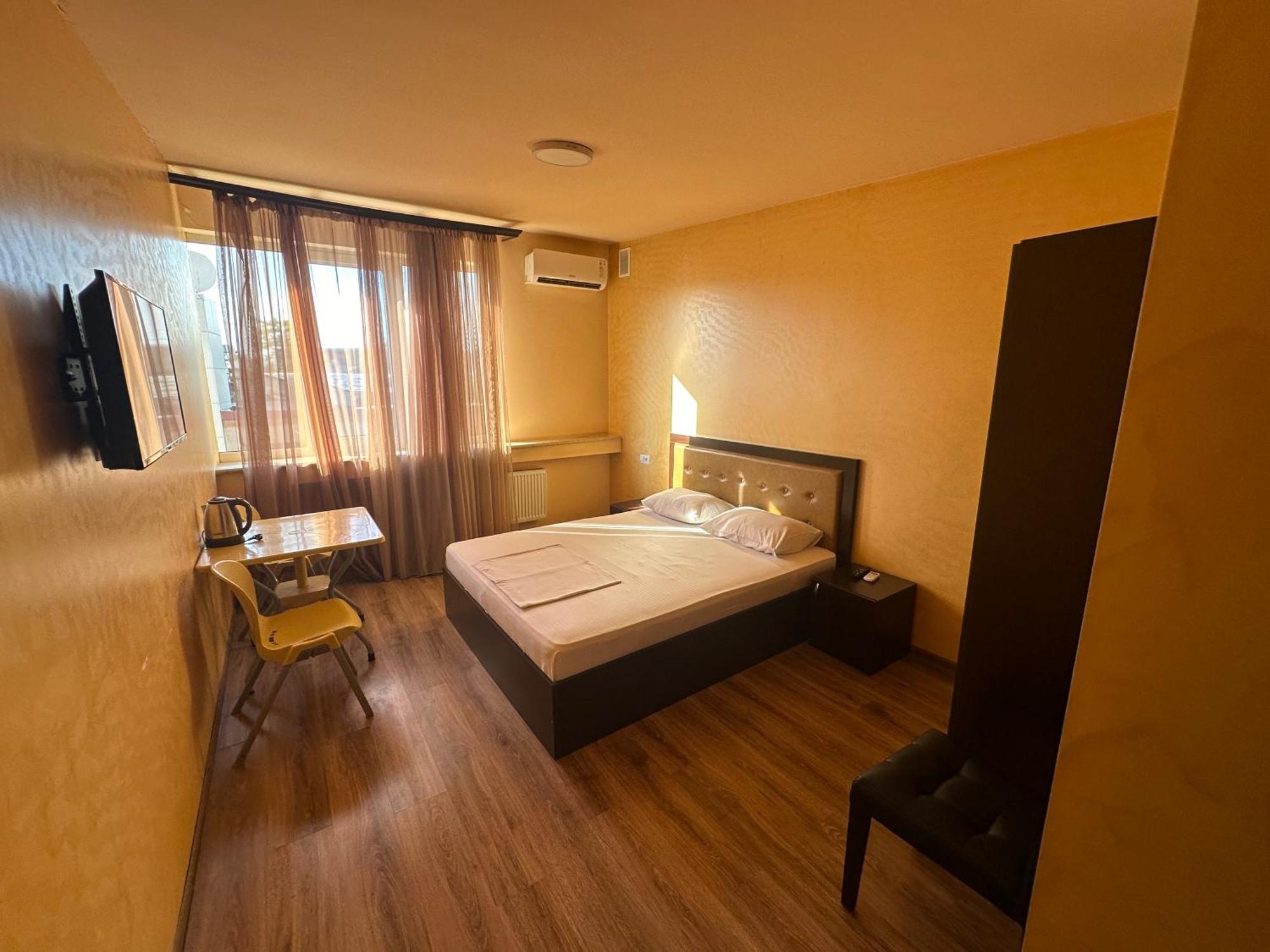 Express Hotel Yerevan Bagian luar foto