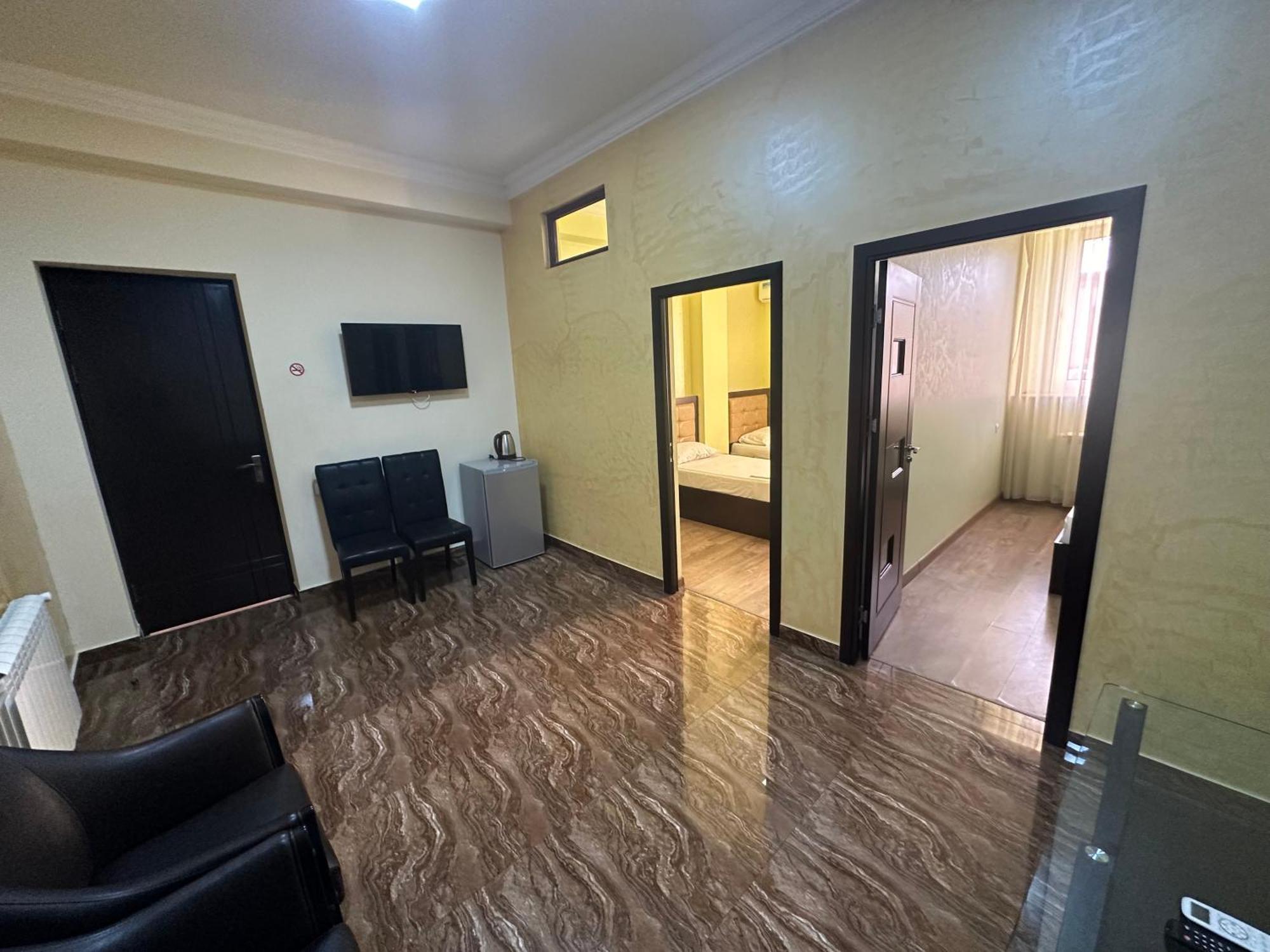 Express Hotel Yerevan Bagian luar foto
