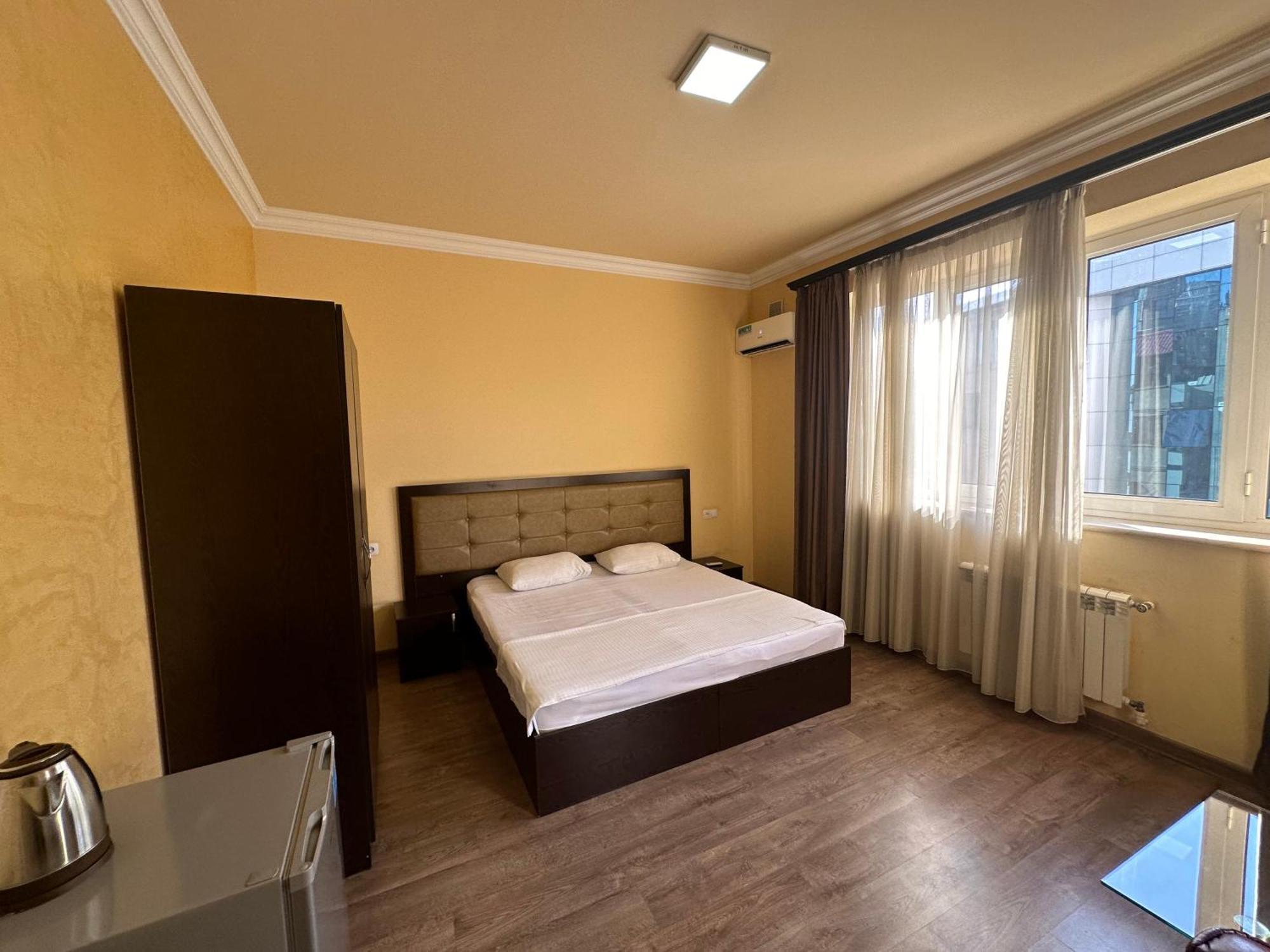 Express Hotel Yerevan Bagian luar foto