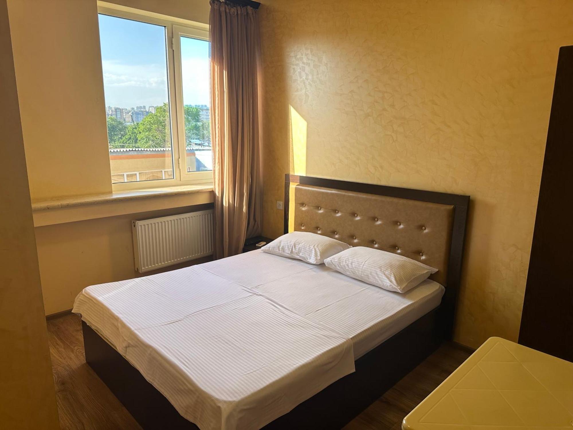 Express Hotel Yerevan Bagian luar foto