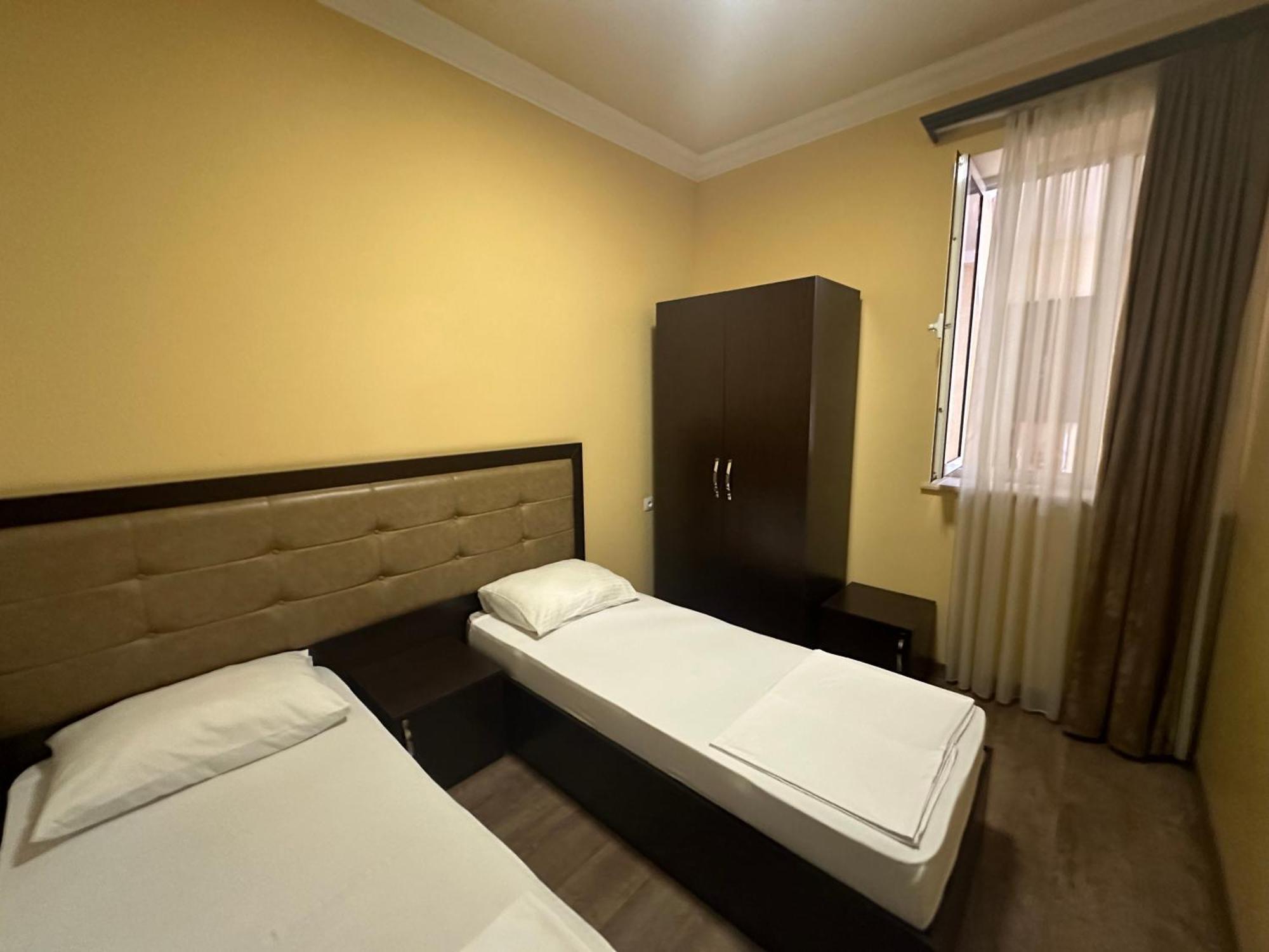 Express Hotel Yerevan Bagian luar foto