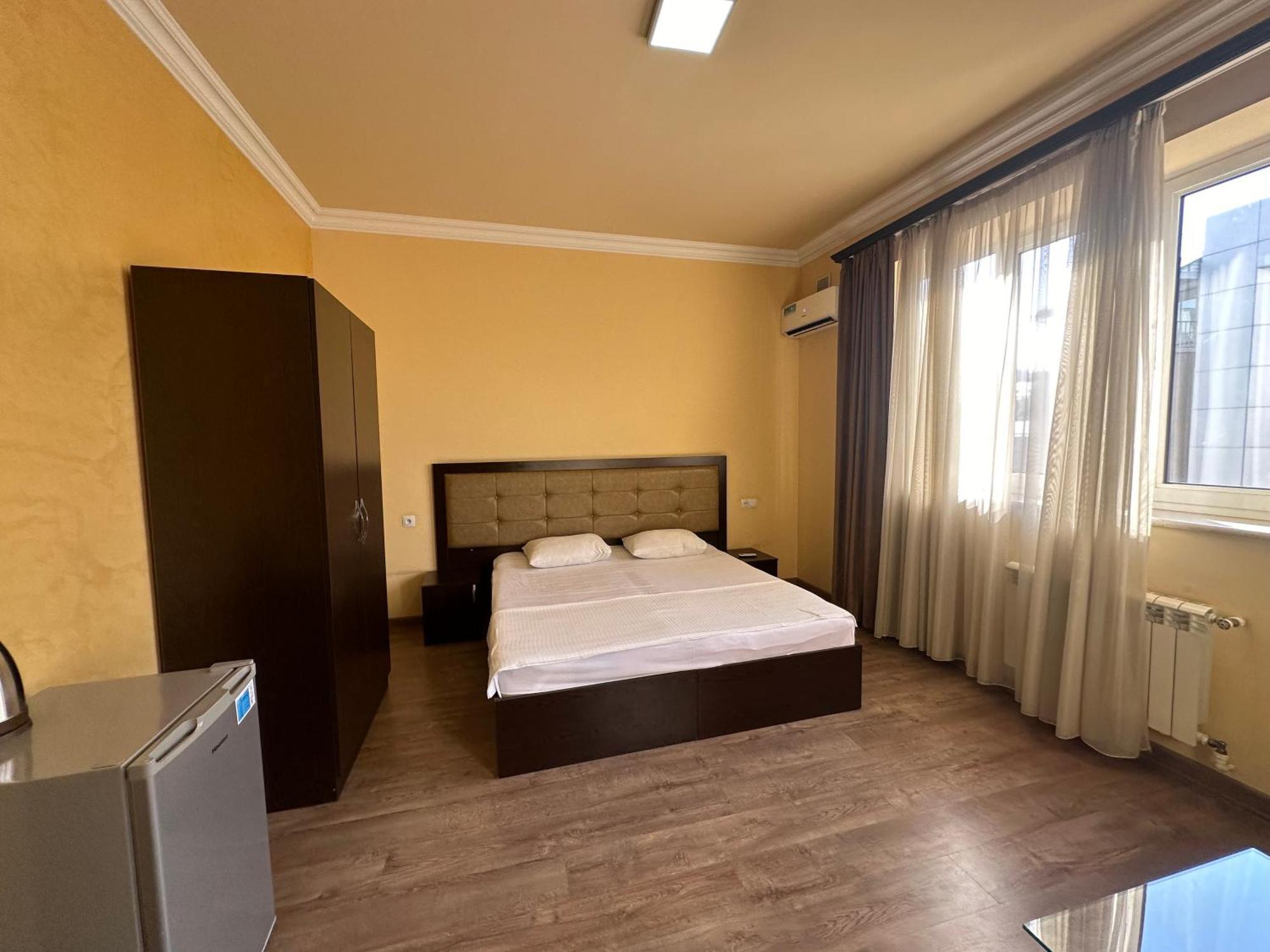 Express Hotel Yerevan Bagian luar foto