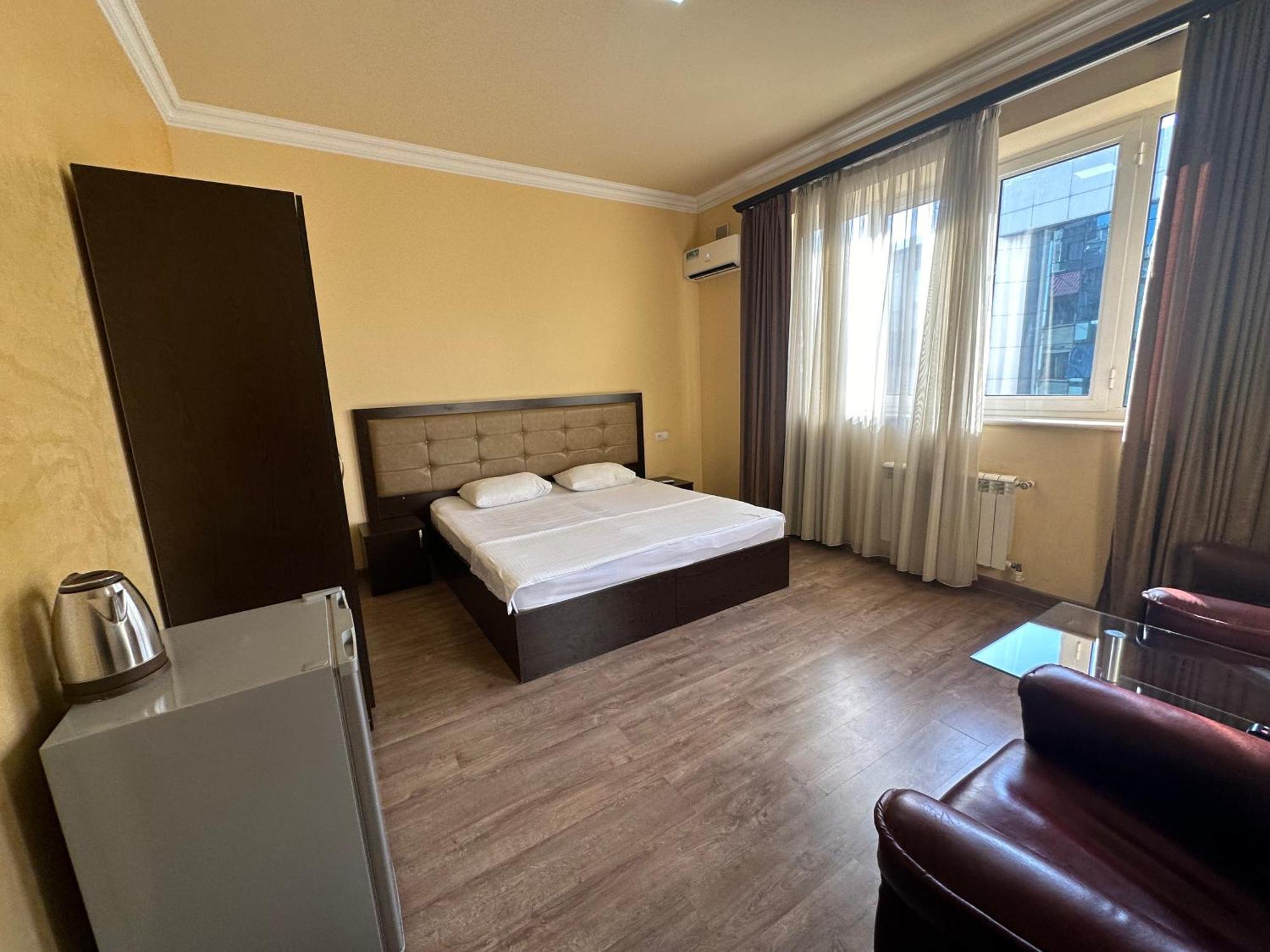 Express Hotel Yerevan Bagian luar foto