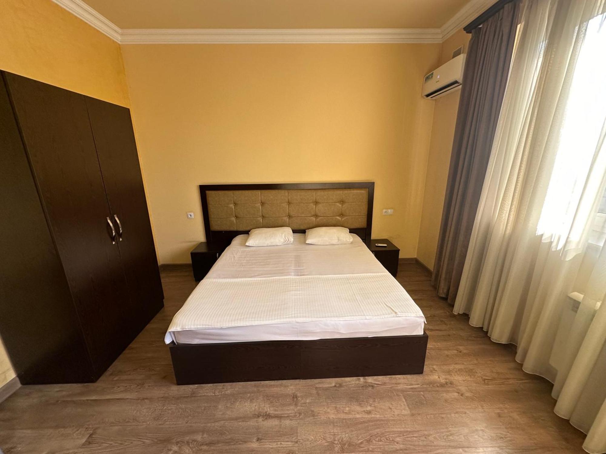 Express Hotel Yerevan Bagian luar foto