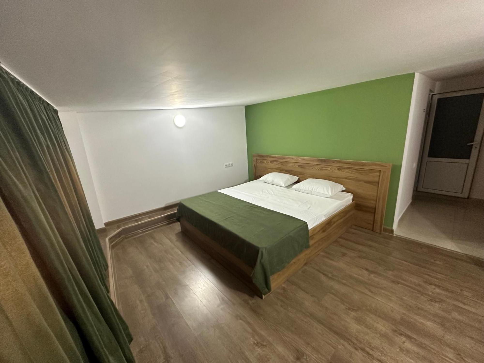 Express Hotel Yerevan Bagian luar foto