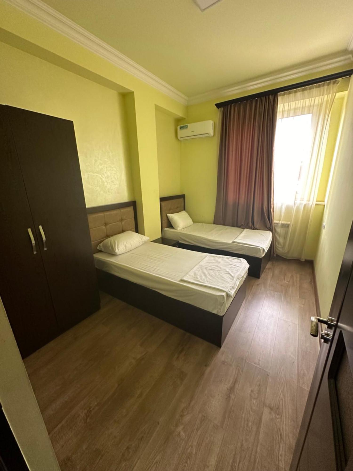 Express Hotel Yerevan Bagian luar foto