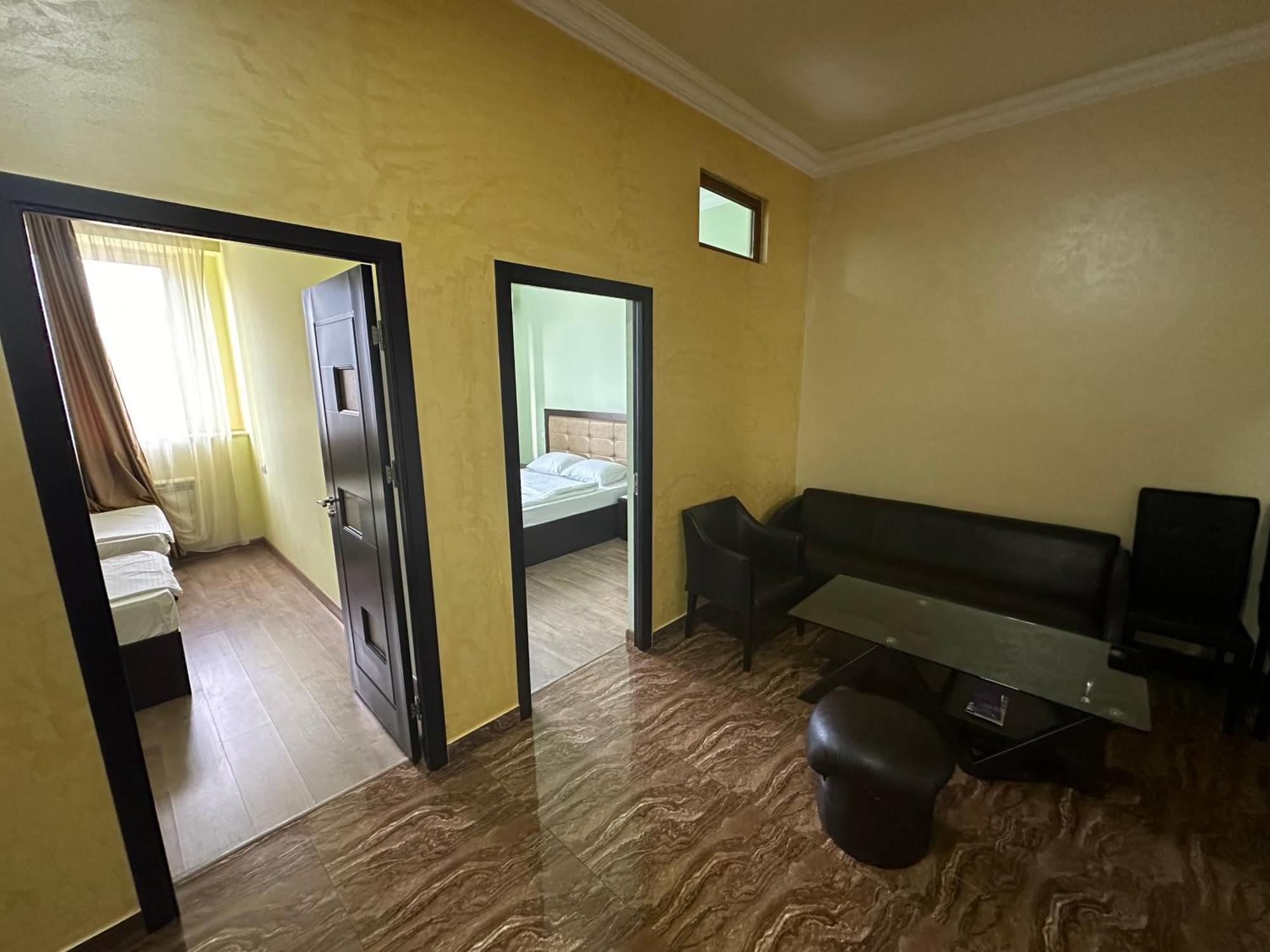 Express Hotel Yerevan Bagian luar foto