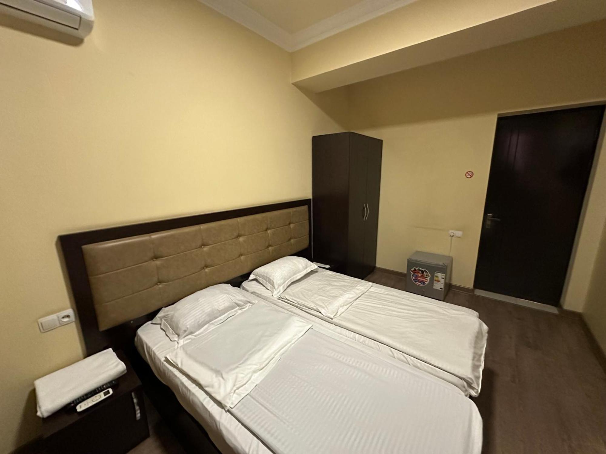 Express Hotel Yerevan Bagian luar foto
