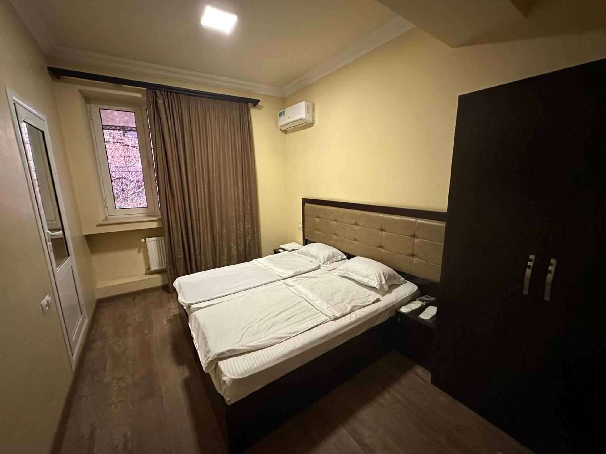 Express Hotel Yerevan Bagian luar foto