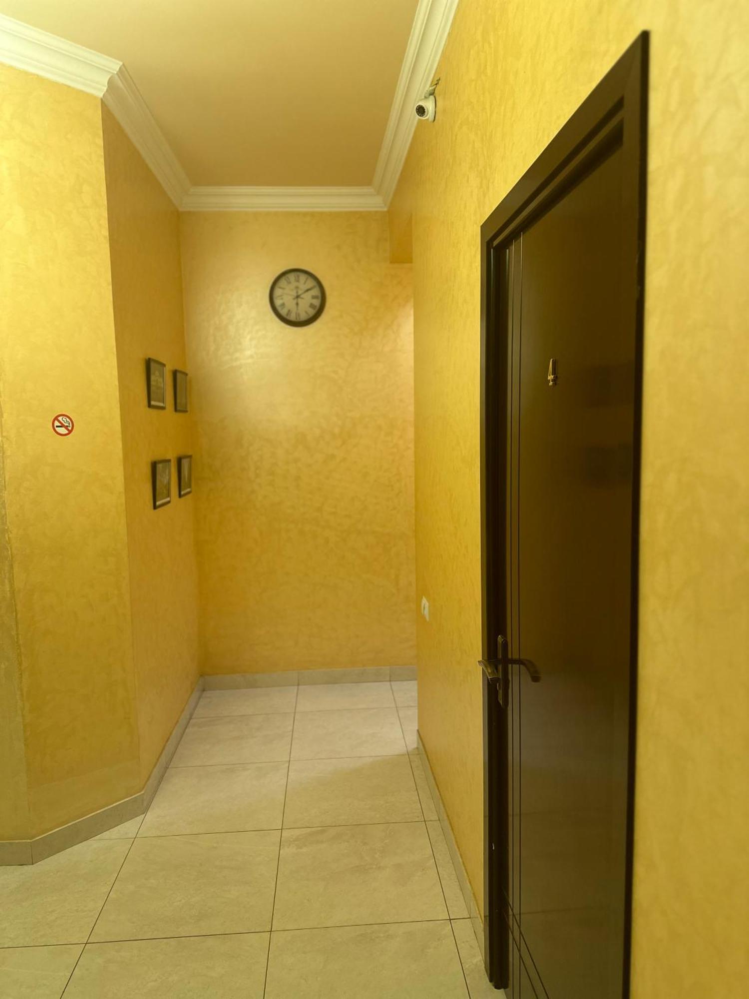 Express Hotel Yerevan Bagian luar foto