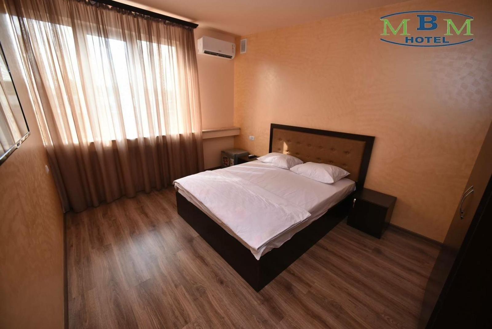 Express Hotel Yerevan Bagian luar foto