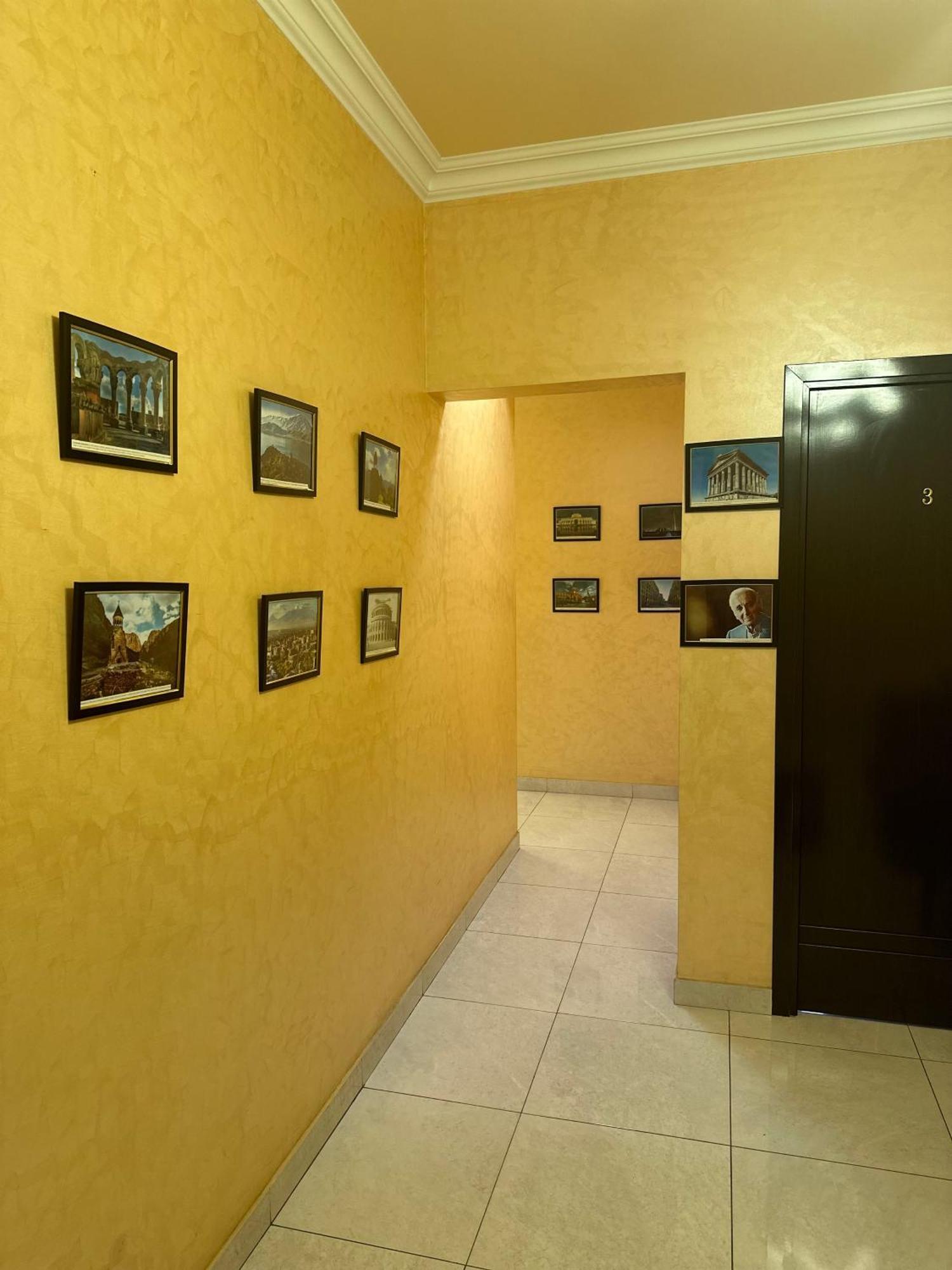 Express Hotel Yerevan Bagian luar foto