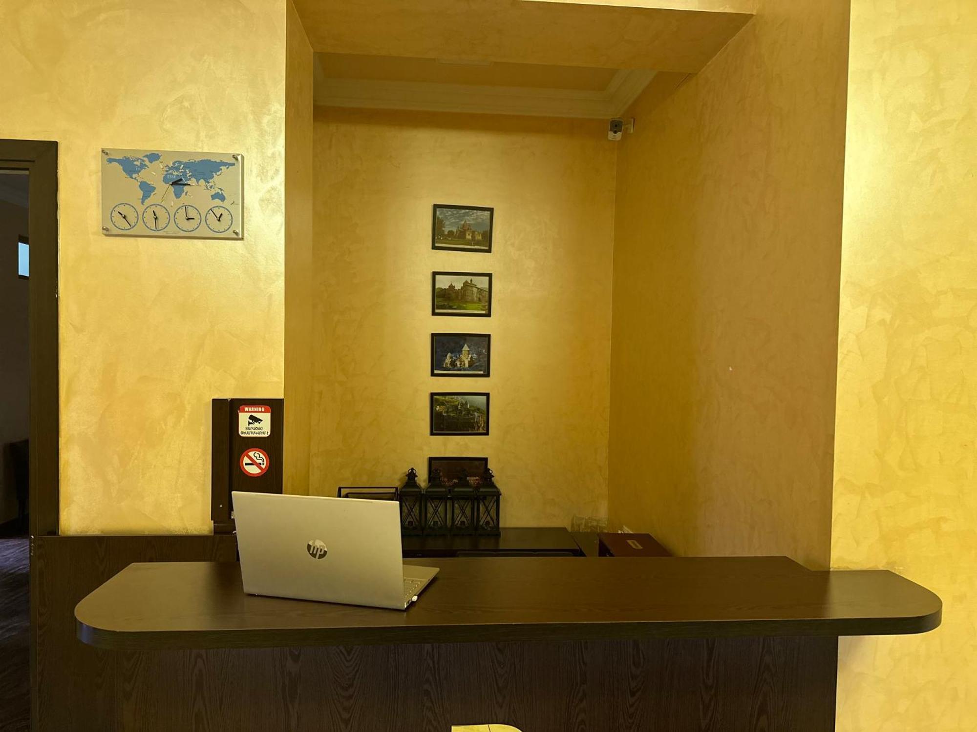 Express Hotel Yerevan Bagian luar foto